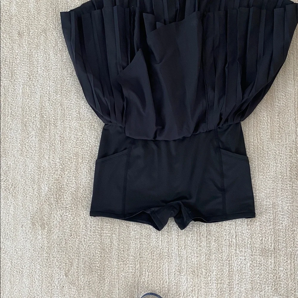 Alo Yoga Aces Tennis Skirt ( with build in shorts)